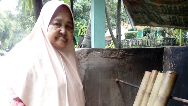 Ani, Belasan Tahun Jualan Lemang, Konsumennya Kalangan Pejabat